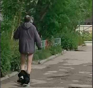 Гуляющий в спущенных брюках мужчина шокировал мурманчан
