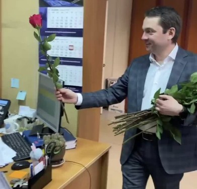 Губернатор Мурманской области в преддверии 8 марта подарил цветы чиновницам и горожанкам