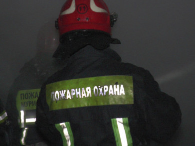 Пять пожарных тушили квартиру в Полярном