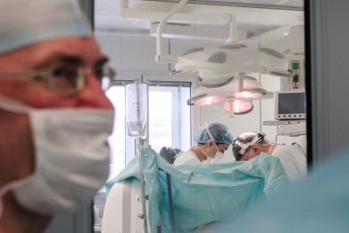 Выплаты медработникам за работу с COVID-19 продлены до конца лета