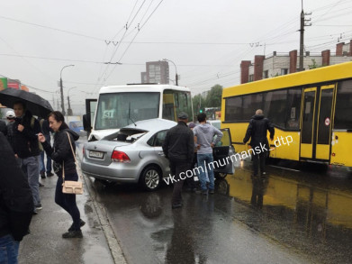Маршрутка столкнулась с «легковушкой» на перекрёстке Кольский-Пономарева в Мурманске
