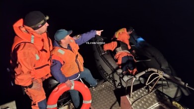 Спасатели эвакуировали двух девушек, которых "отрезал" от суши прилив