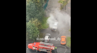 Автомобиль загорелся у здания суда в Мурманске