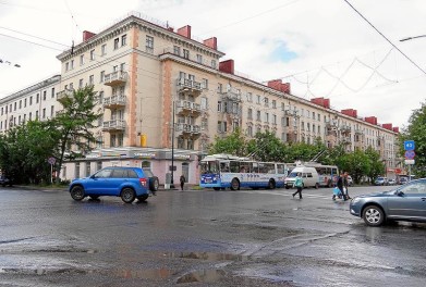 Житель Мурманска украл светодиодную вывеску в центре города
