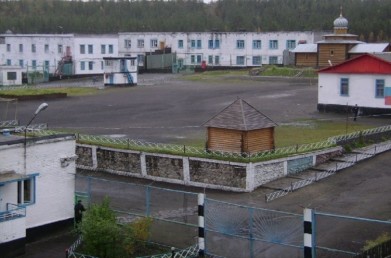 Неизвестные забросили телефон и плееры на территорию колонии в Ревде