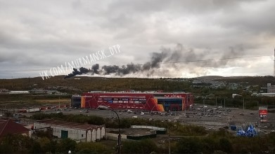 Четыре гаража горят на Полухина в Мурманске