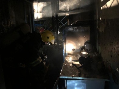 Восемь человек эвакуировали с пожара в мурманской девятиэтажке