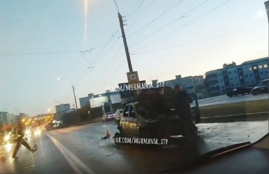 Автомобиль загорелся после аварии в Мурманске
