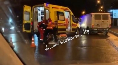 Мужчину госпитализировали после наезда автомобиля в Мурманске