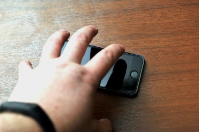Житель Оленегорска украл у знакомой телефон