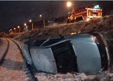 Автомобиль упал на железнодорожные пути в Мурманске