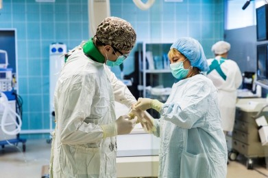 Почти 490 россиян скончались от коронавируса за прошедший день