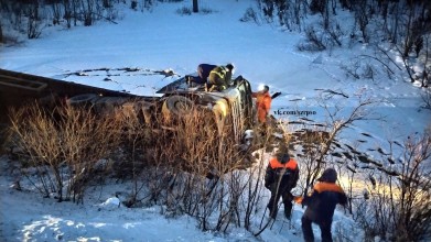 Грузовик угодил в водоем под Мурманском