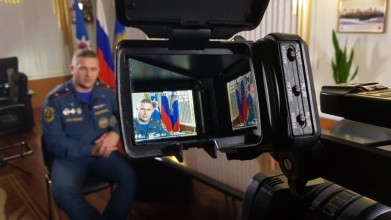 Сотрудники МЧС принимают поздравления с Днём спасателя