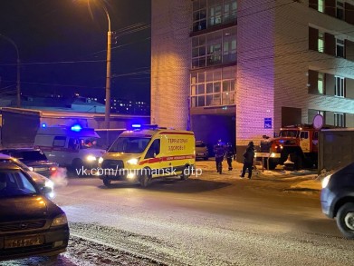 Два автомобиля столкнулись возле морга в Мурманске
