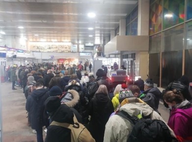 По факту массового скопления людей в мурманском аэропорту проводится прокурорская проверка