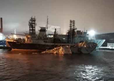 Траулер «Бриз» частично затонул в порту Мурманска