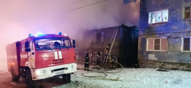 Пожар в мурманской деревяшке тушили 17 человек