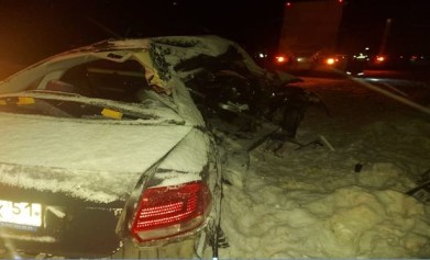 Легковушка столкнулась с грузовиком под Полярными Зорями