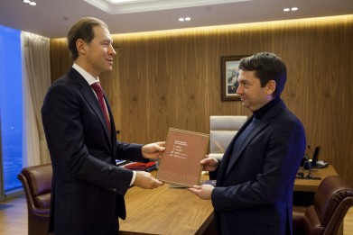 Денис Мантуров передал Мурманской области сертификат на спортивный инвентарь и музыкальные инструменты