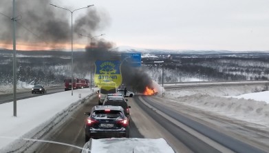 Автомобиль загорелся на Восточно-Объездной дороге в Мурманске