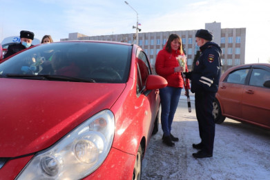 Женщин-водителей из Кандалакши поздравили с 8 марта