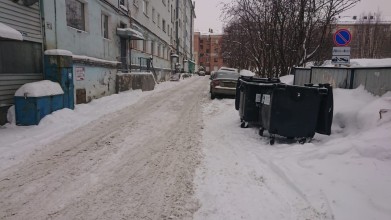 Более 140 придомовых территории очистили от снега в Мурманске за сутки