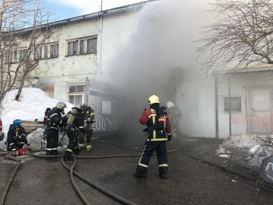 Здание таксопарка горит в Мурманске