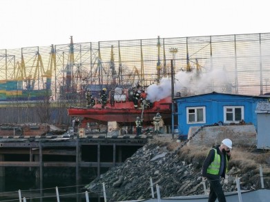 Пожар на судне в порту Мурманска тушили 22 человека