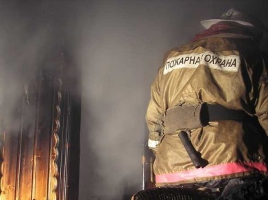 Пожарные спасли семь человек из горящего дома в Мурманске
