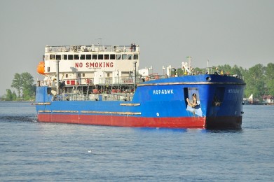 Танкер с пробоиной ждёт помощи Атомфлота на Севморпути