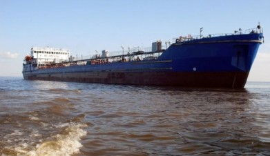 Аварийный танкер «Нордвик» ведут два атомных ледокола