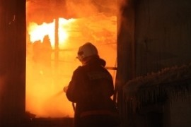 В сгоревшей "деревяшке" в Мурманске обрушилась кровля