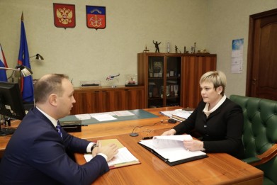 Губернатор Марина Ковтун и председатель избирательной комиссии Мурманской области Антон Богомолов обсудили итоги работы комиссии в 2014 году и планы на 2015-2016 годы