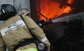 В Заполярном тушили тамбур в подъезде жилого дома