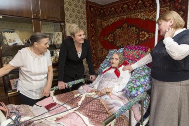 Губернатор Марина Ковтун поздравила со 100-летием Марию Тимофеевну Иванову – старейшего в Мурманской области ветерана Великой Отечественной войны