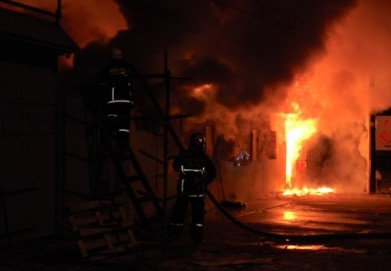 Бытовка сгорела в Мурманске