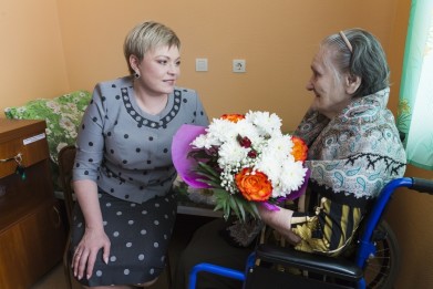 Марина Ковтун вручила юбилейные медали ветеранам Великой Отечественной войны, проживающим в Мурманском доме-интернате для престарелых и инвалидов