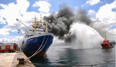 Причины пожара на траулере "Олег Найденов" выясняются