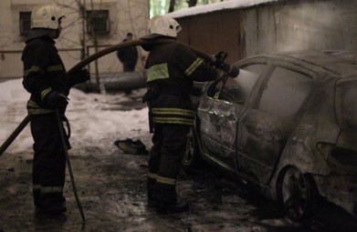 Три автомобиля пострадало от огня в Ленинском округе Мурманска