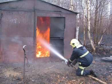11 человек тушили гараж в Мурманске