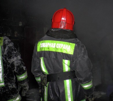 Из горящего гаража в Мурманске эвакуировали баллон с газом