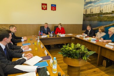Глава Оленегорска Олег Самарский представил губернатору Марине Ковтун муниципальный план первоочередных мер по обеспечению устойчивого развития экономики и социальной стабильности