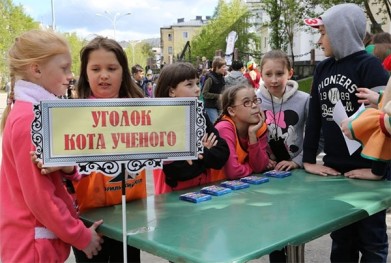 В Мурманске прошел праздник «Читаем Пушкина на Пушкинской»