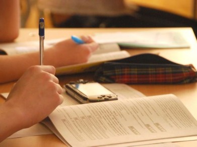 С экзамена по истории в Мурманской области выпускника удалил за использование мобильного телефона