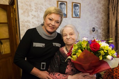 Губернатор Марина Ковтун поздравила с 90-летним юбилеем мурманчанку Валентину Сергеевну Комашко