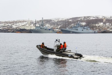 В честь 320-летия российского флота военных моряков Северного флота наградили Почетными знаками Губернатора Мурманской области «За доблестную службу в Заполярье»