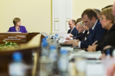 Губернатор Марина Ковтун потребовала от руководства Ковдорского района более активно использовать имеющиеся значительные возможности для решения вопросов, беспокоящих жителей района и руководство области