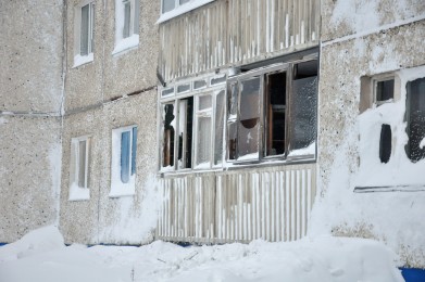 В поврежденных лавиной домах продолжается установка новых окон