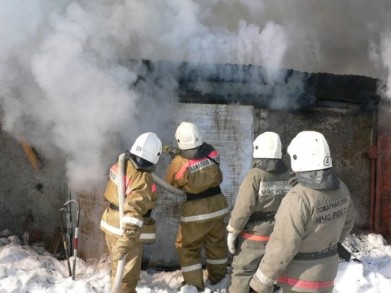 Под Кольским мостом горят автомобильные покрышки